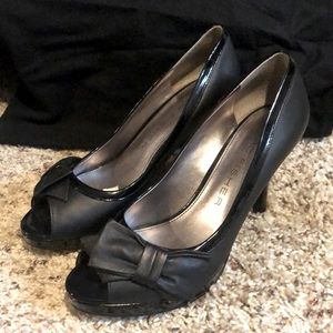 peek a boo pumps with bow